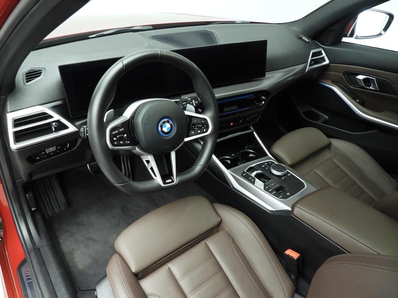 BMW 3-SERIE Touring 330e | M-Sportpakket | LED | Leder | Active cruise | Navigatie | Schuifdak | Trekhaak | DAB | Hifi speakers | Alu 18 inch