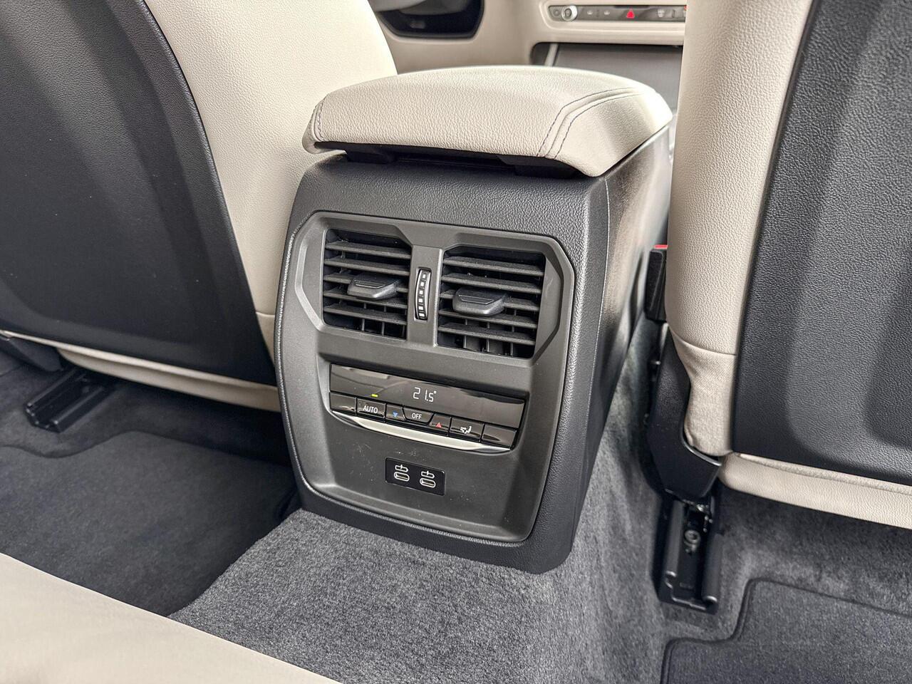 BMW 3-SERIE Touring 330e M Sportpakket Pro / Innovation Pack / Comfort Pack / Trekhaak / Panoramadak / Galvanische afwerking voor bedieningselementen