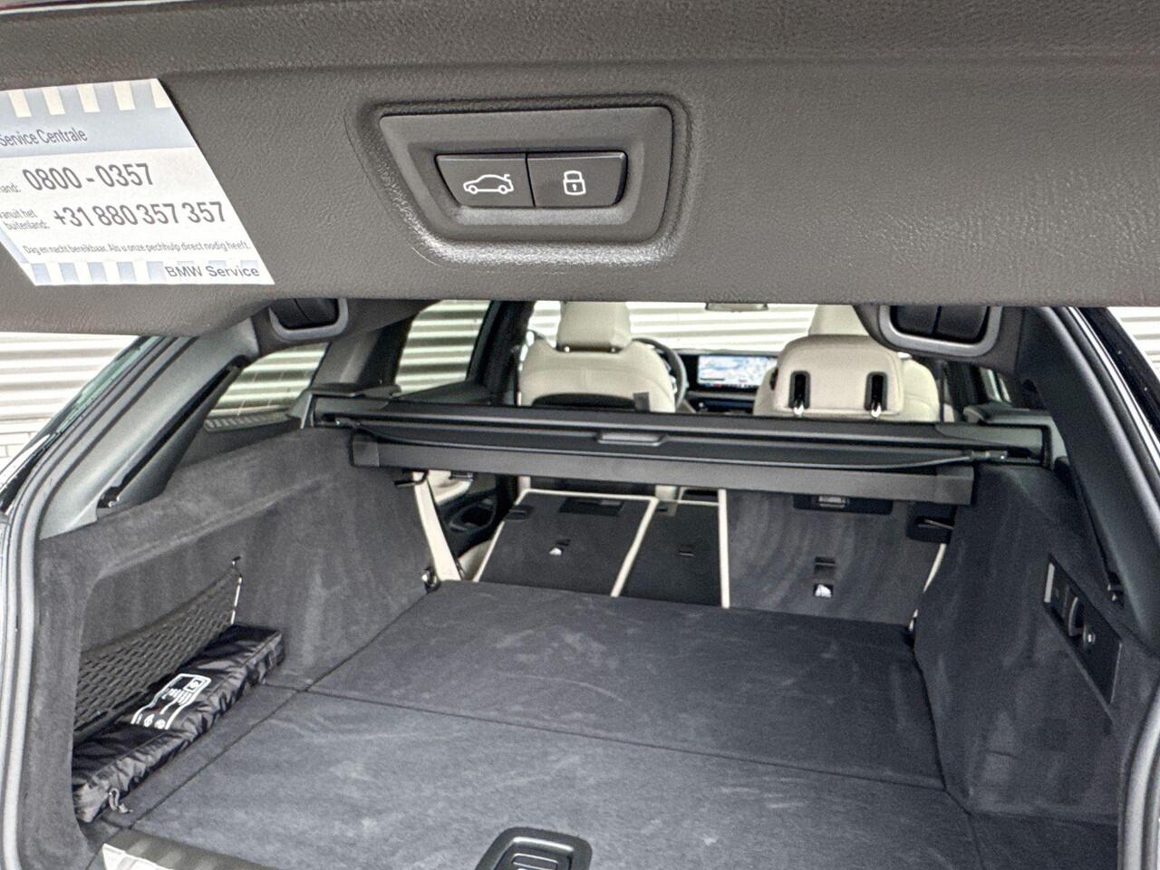 BMW 3-SERIE Touring 330e M Sportpakket Pro / Innovation Pack / Comfort Pack / Trekhaak / Panoramadak / Galvanische afwerking voor bedieningselementen