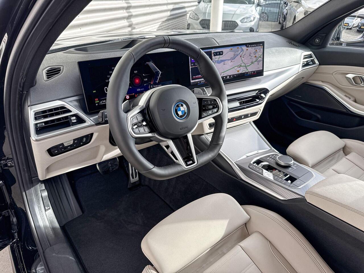 BMW 3-SERIE Touring 330e M Sportpakket Pro / Innovation Pack / Comfort Pack / Trekhaak / Panoramadak / Galvanische afwerking voor bedieningselementen