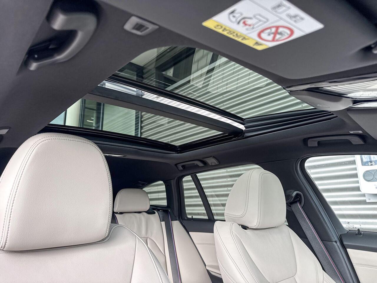 BMW 3-SERIE Touring 330e M Sportpakket Pro / Innovation Pack / Comfort Pack / Trekhaak / Panoramadak / Galvanische afwerking voor bedieningselementen