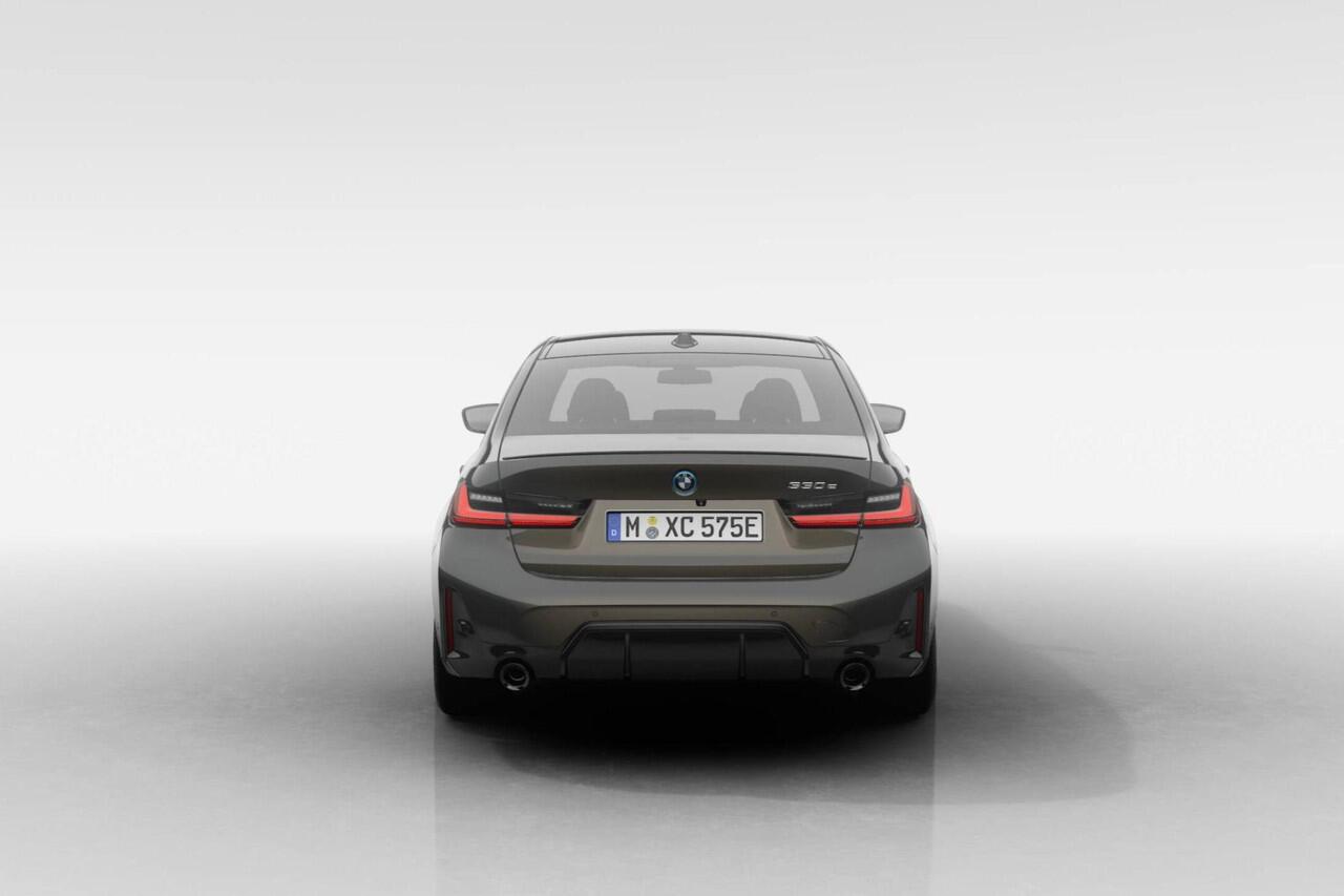 BMW 3-SERIE Sedan 330e | M Sport Pro | Comfort Pack | Elektrisch bediend glazen schuif-/kanteldak | Active Cruise Control