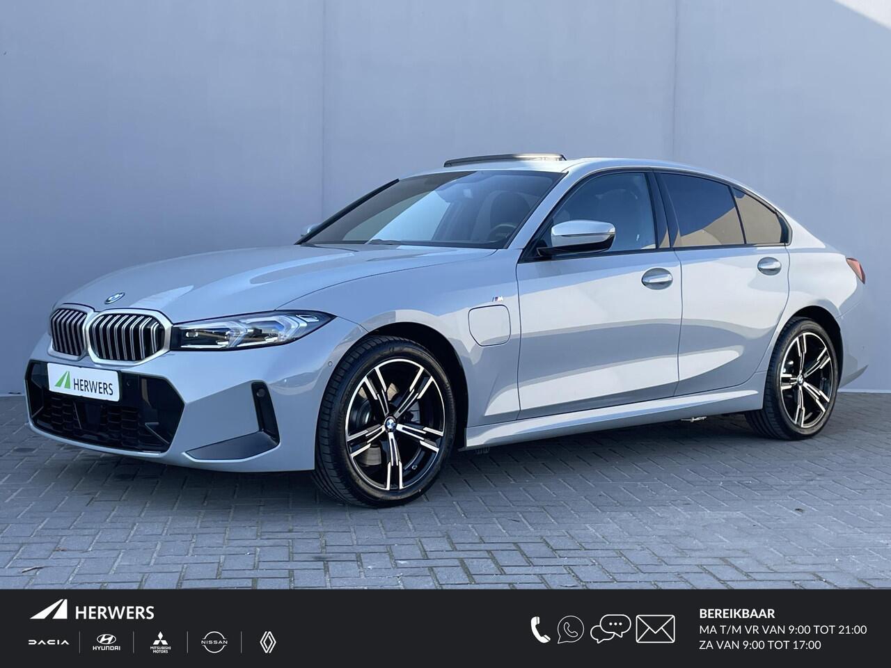 BMW 3-SERIE 330e M Sport Edition / Fabrieksgarantie t/m 6-2028 / Elektrische Trekhaak (1500 KG) / Adaptieve Cruise Control / Stoel-/Stuurverwarming / Brooklyn Grau / Sportstoelen / Apple Carplay/Android auto / Schuif-/kanteldak /