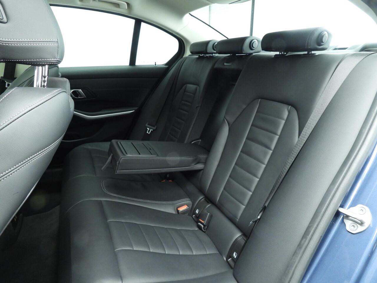 BMW 3-SERIE Sedan 330e | LED | Leder | HUD | Schuifdak | Sportstoelen | Stoelverwarming | DAB | Alu 18 inch