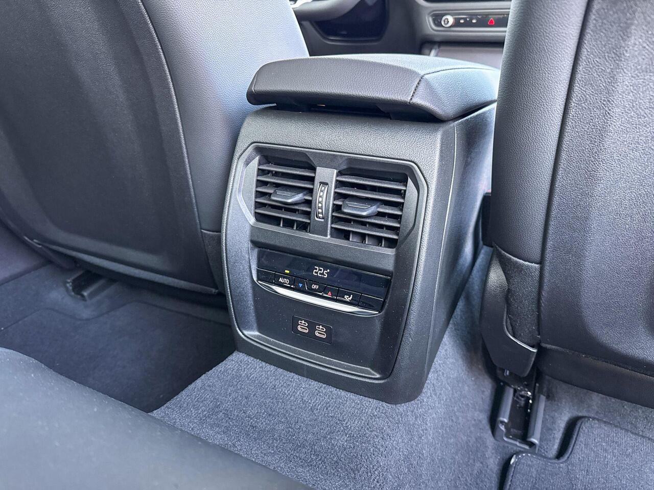 BMW 3-SERIE Sedan 330e M-Sport Glazen Schuifdak / 19 inch / Active Cruise Controle