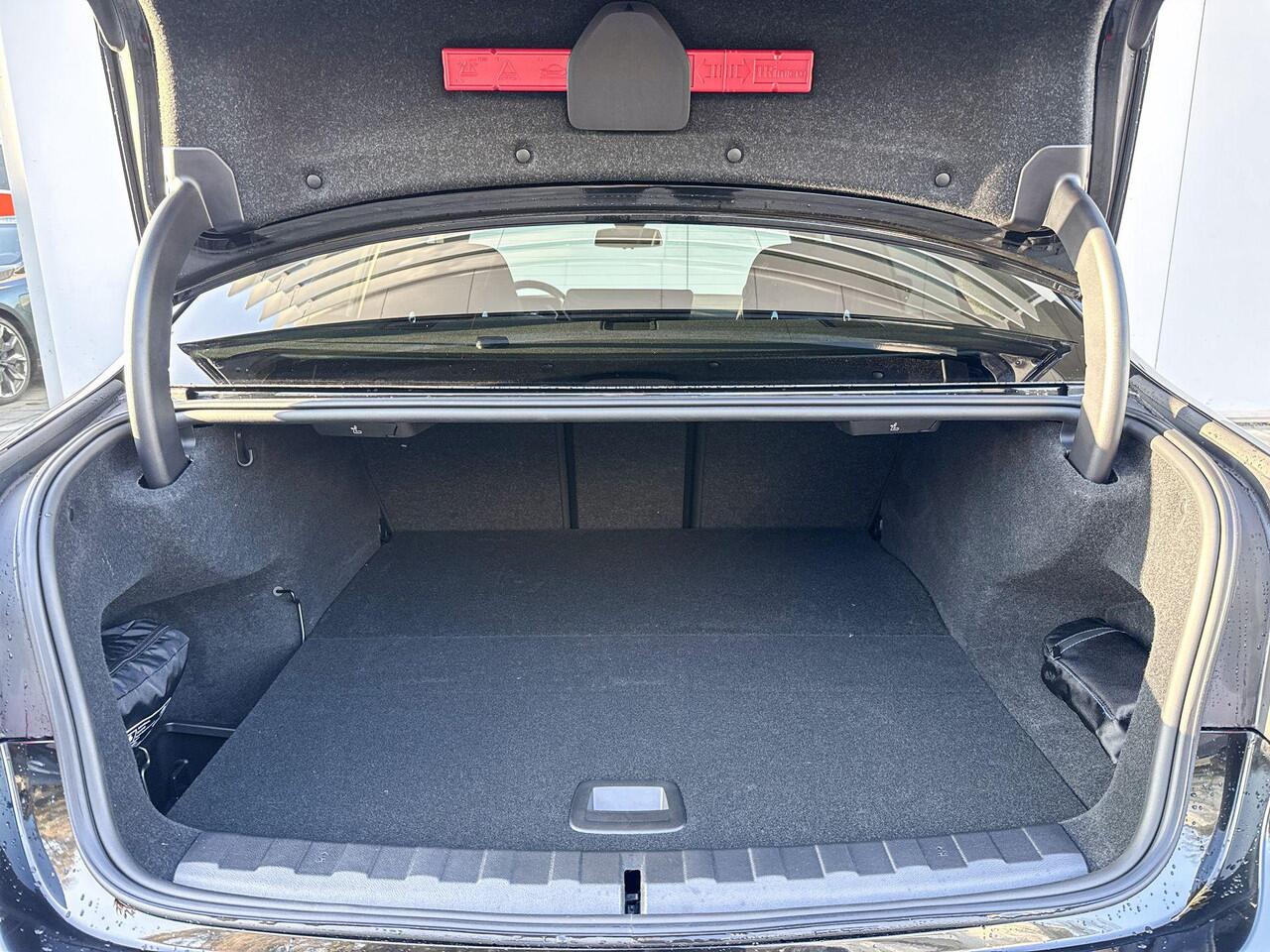 BMW 3-SERIE Sedan 330e M-Sport Glazen Schuifdak / 19 inch / Active Cruise Controle