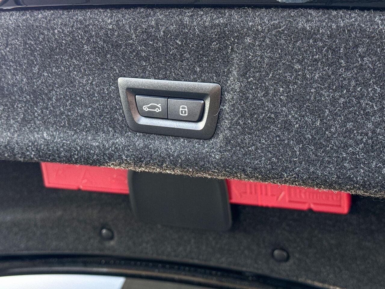 BMW 3-SERIE Sedan 330e M-Sport Glazen Schuifdak / 19 inch / Active Cruise Controle