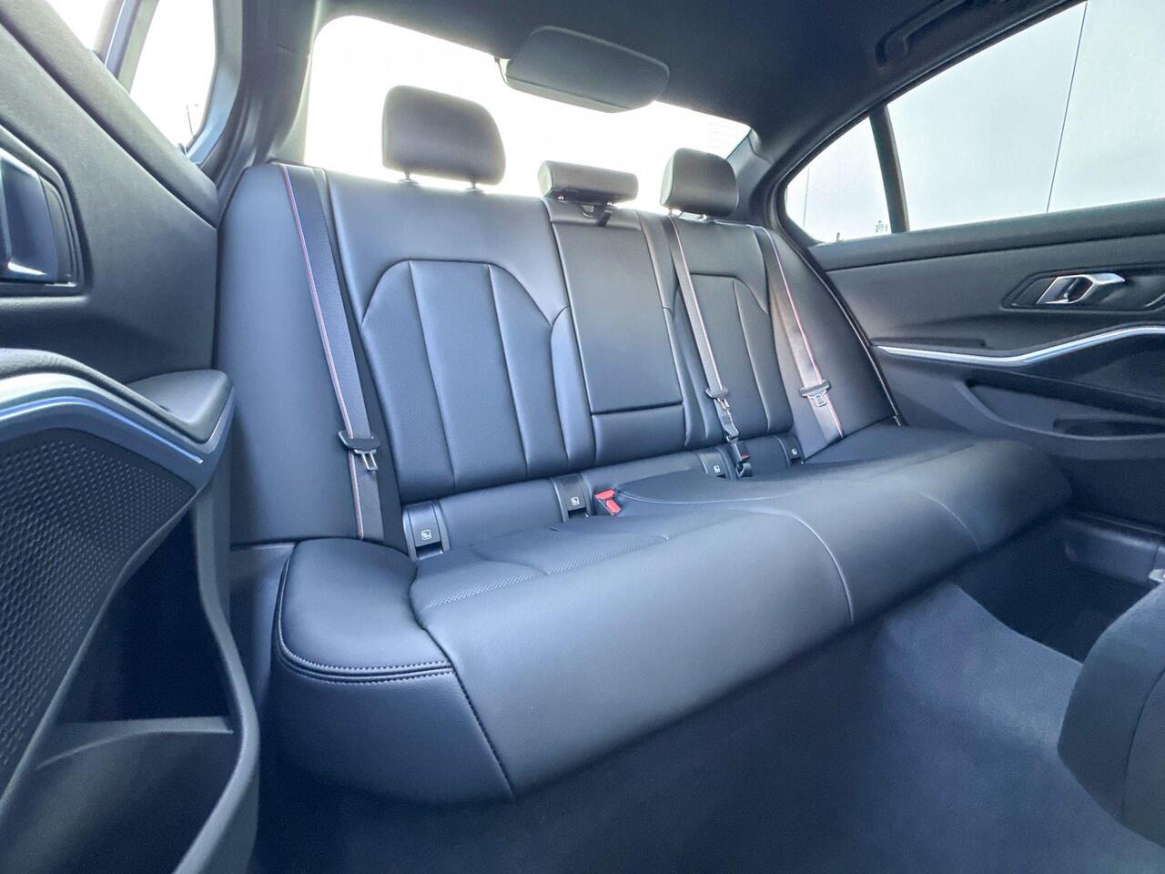 BMW 3-SERIE Sedan 330e M-Sport Glazen Schuifdak / 19 inch / Active Cruise Controle