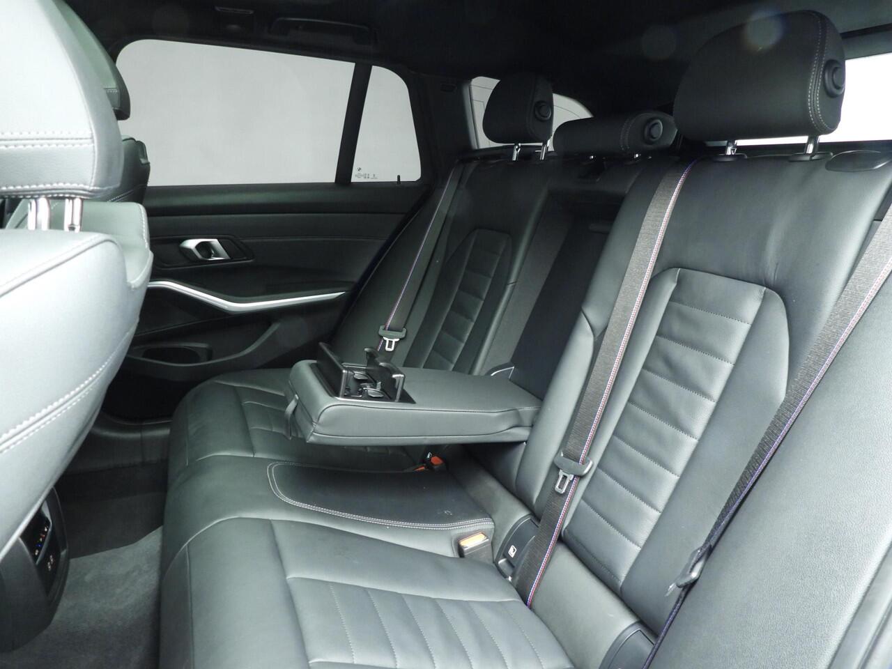 BMW 3-SERIE Touring 330i xDrive | M-Sportpakket | LED | Leder | HUD | Schuifdak | Trekhaak | Stoelverwarming | Keyles go | DAB | Alu 19 inch