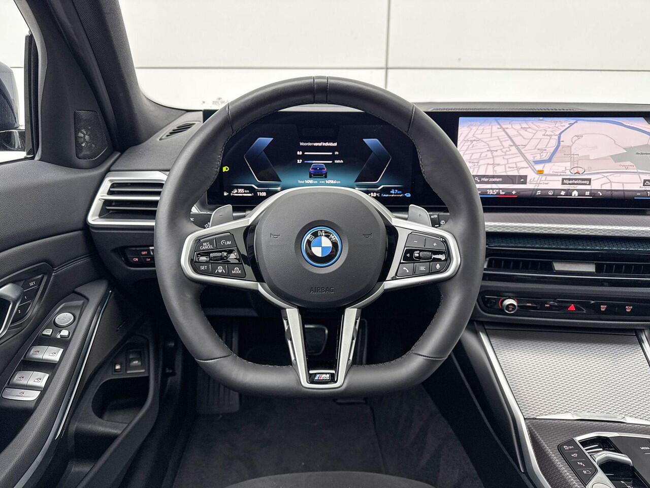 BMW 3-SERIE Touring 330e xDrive M-Sport PRO | Panoramadak | Trekhaak | Driving Assistant Professional