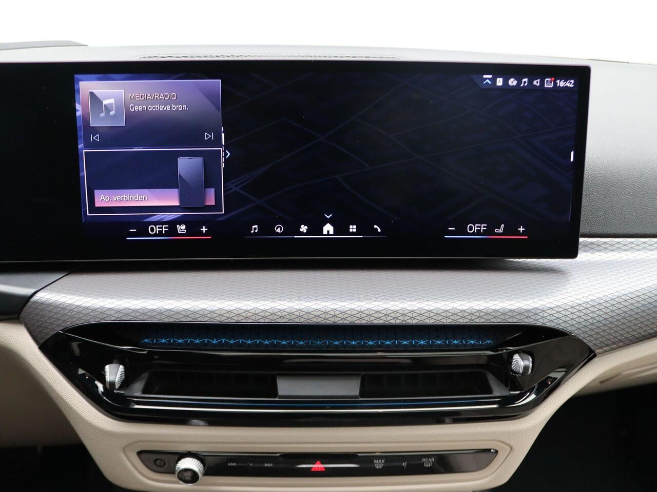 BMW 3-SERIE Touring 330e Individual Lak | M Sportpakket Pro | Innovation Pack | Comfort Pack | Trekhaak | Panoramadak