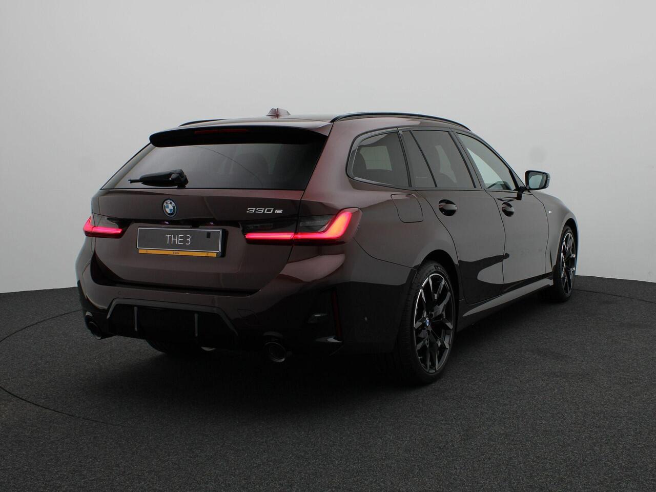 BMW 3-SERIE Touring 330e Individual Lak | M Sportpakket Pro | Innovation Pack | Comfort Pack | Trekhaak | Panoramadak