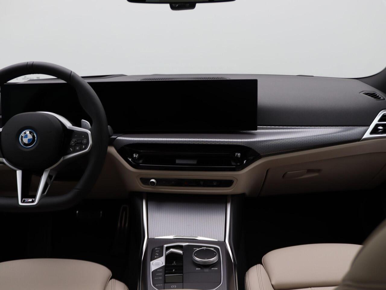 BMW 3-SERIE Touring 330e Individual Lak | M Sportpakket Pro | Innovation Pack | Comfort Pack | Trekhaak | Panoramadak