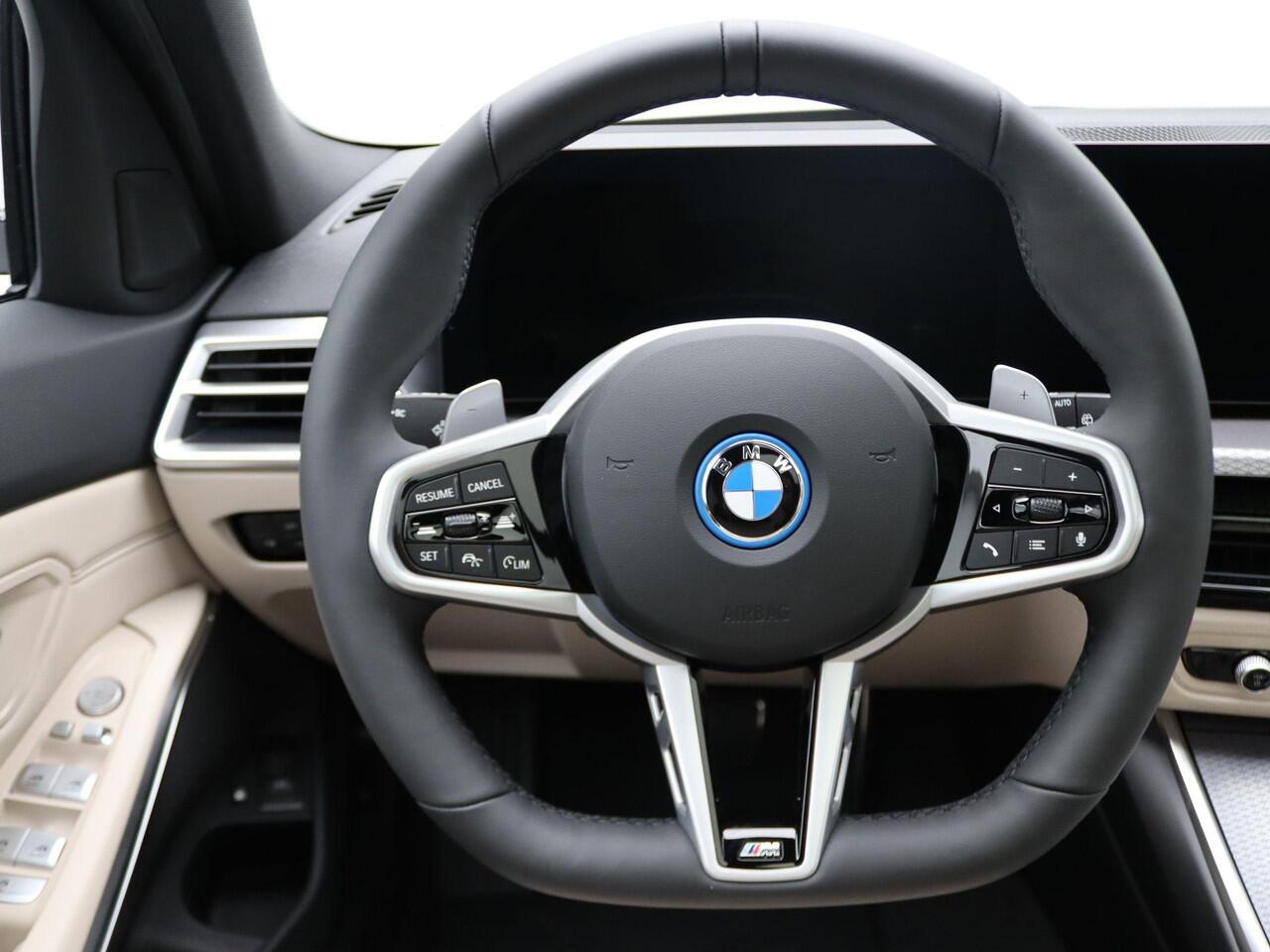 BMW 3-SERIE Touring 330e Individual Lak | M Sportpakket Pro | Innovation Pack | Comfort Pack | Trekhaak | Panoramadak