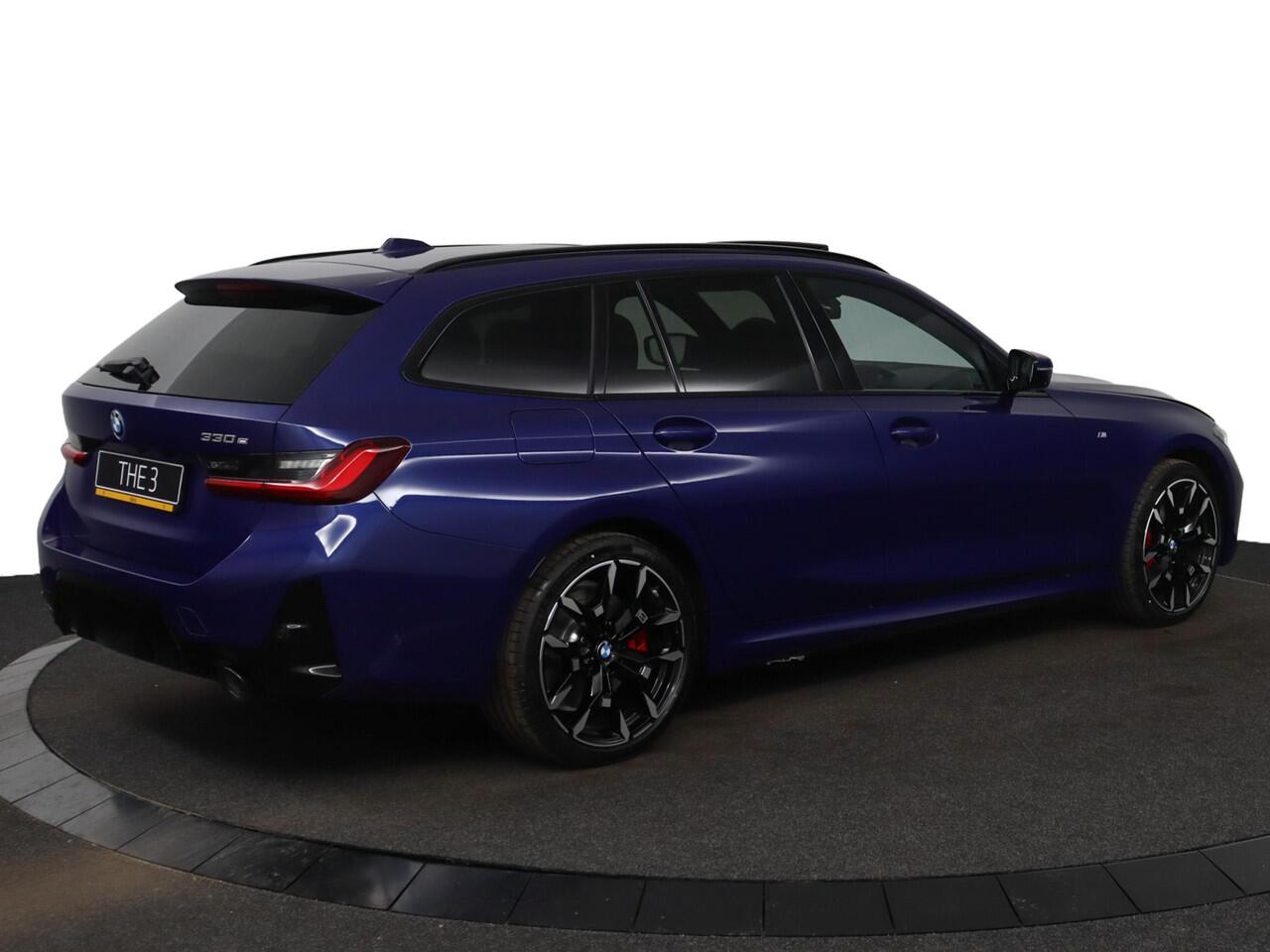 BMW 3-SERIE Touring 330e Individual Lak | M Sportpakket Pro | Innovation Pack | Comfort Pack | Trekhaak | Panoramadak