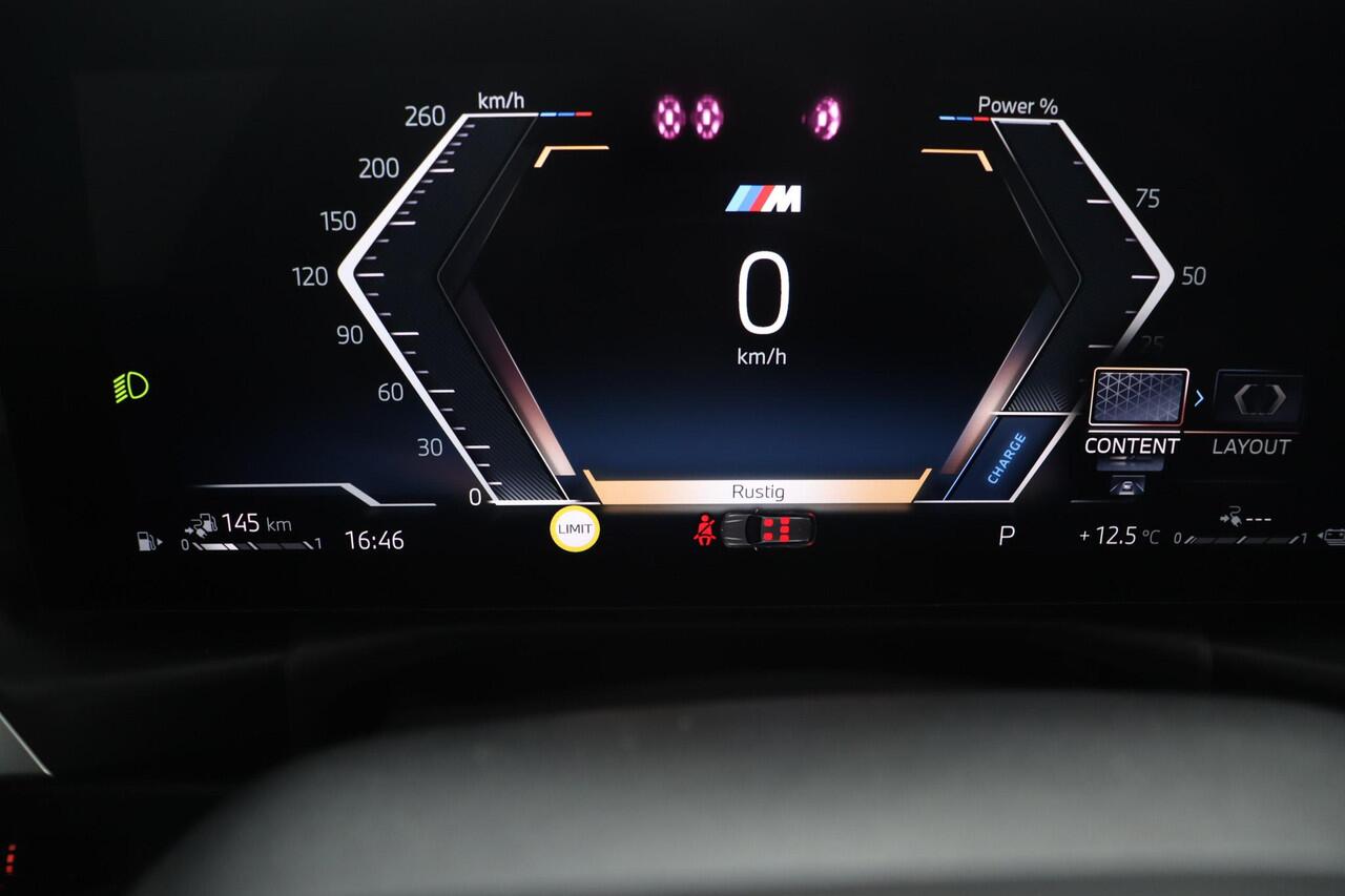 BMW 3-SERIE Touring 330e Individual Lak | M Sportpakket Pro | Innovation Pack | Comfort Pack | Trekhaak | Panoramadak