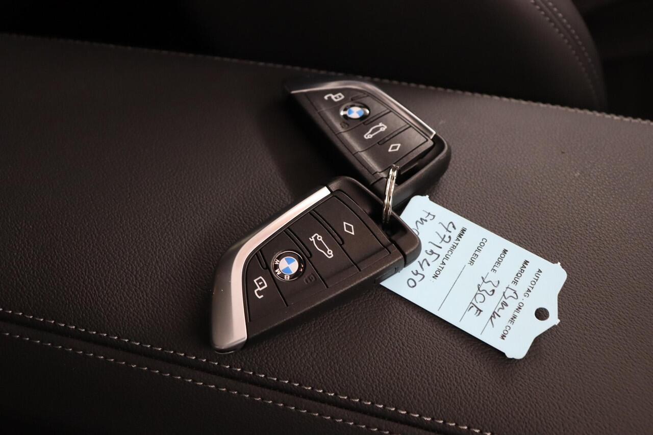 BMW 3-SERIE Touring 330e Individual Lak | M Sportpakket Pro | Innovation Pack | Comfort Pack | Trekhaak | Panoramadak