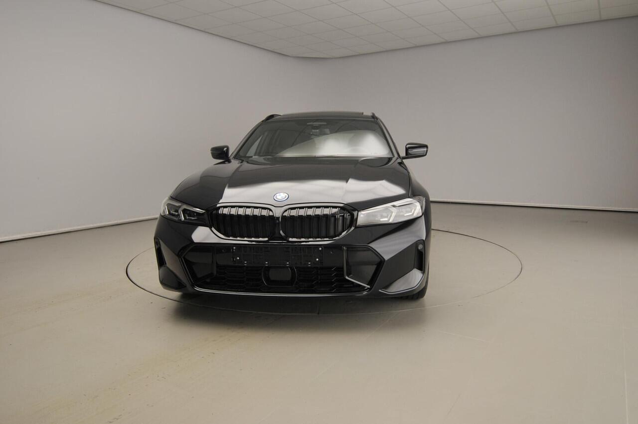 BMW 3-SERIE Touring 330e Individual Lak | M Sportpakket Pro | Innovation Pack | Comfort Pack | Panoramadak | Trekhaak