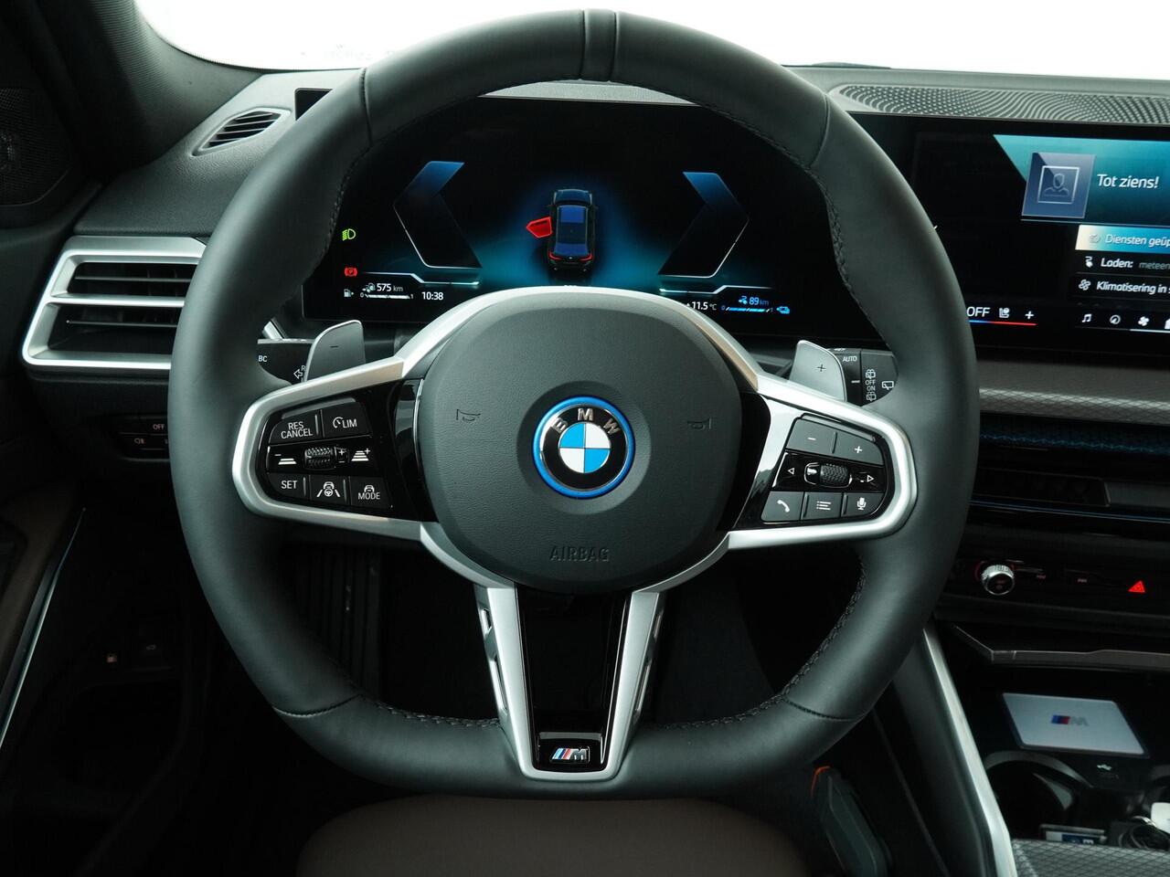 BMW 3-SERIE Touring 330e Individual Lak | M Sportpakket Pro | Innovation Pack | Comfort Pack | Trekhaak | Panoramadak