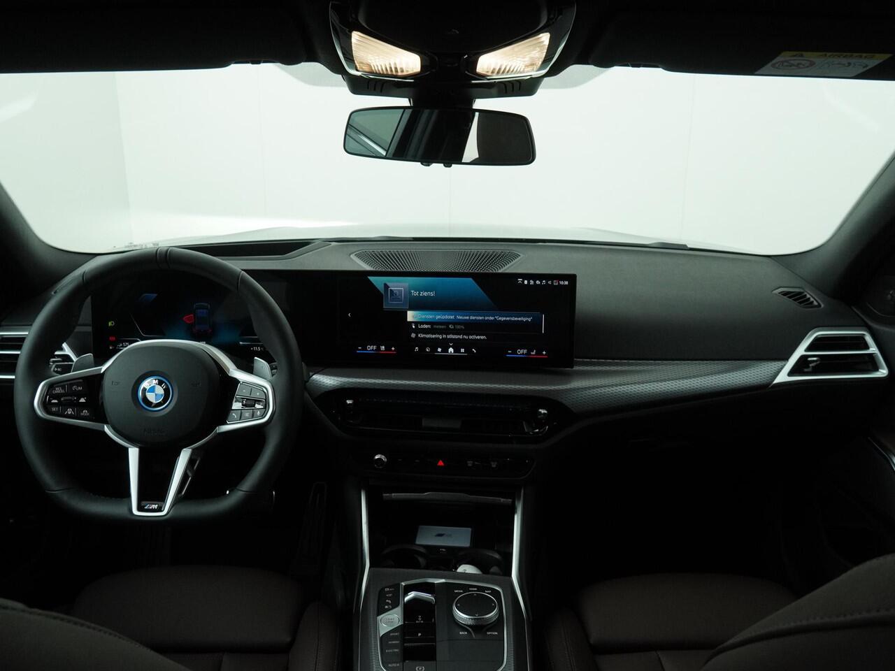 BMW 3-SERIE Touring 330e Individual Lak | M Sportpakket Pro | Innovation Pack | Comfort Pack | Trekhaak | Panoramadak