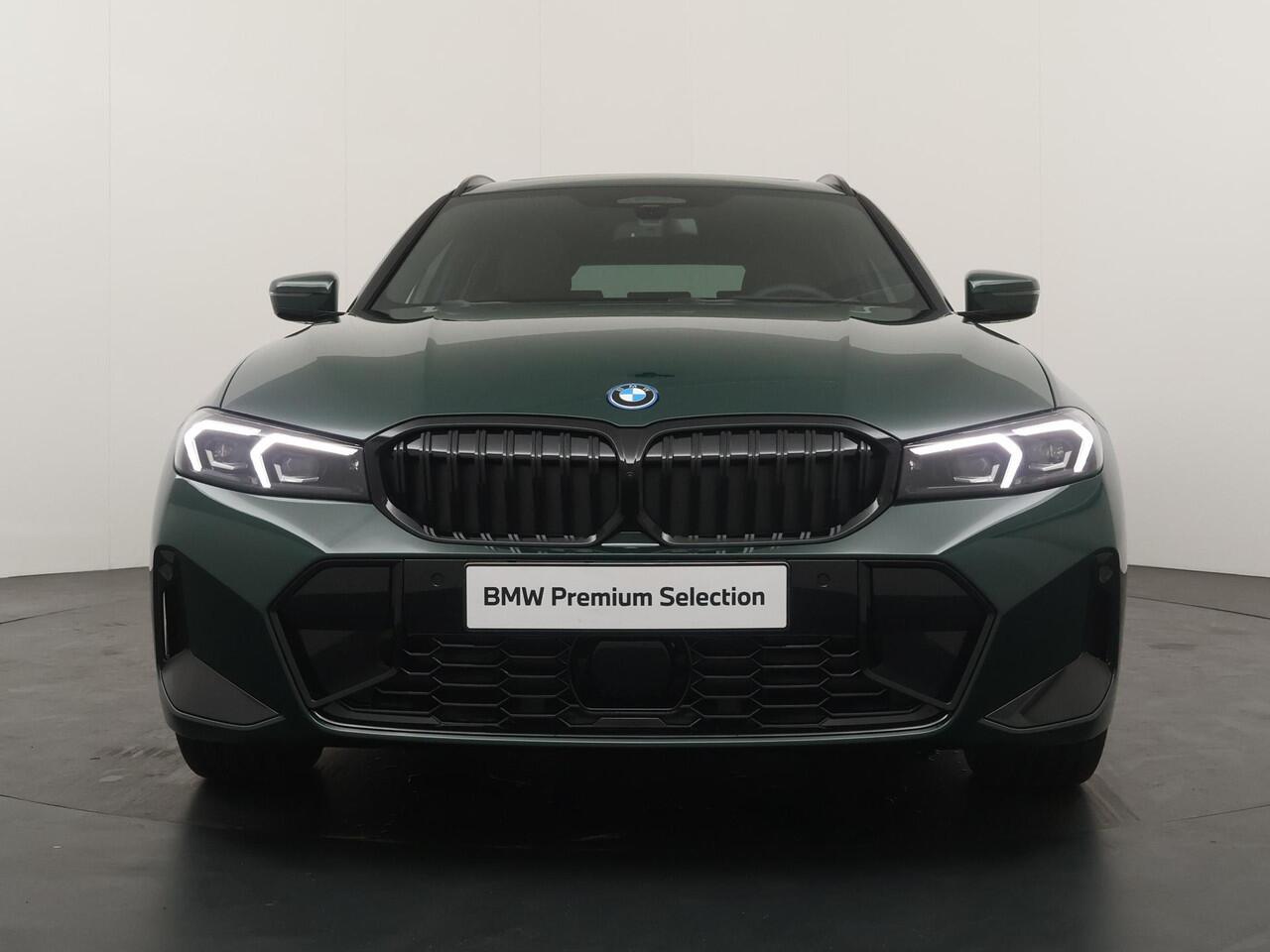 BMW 3-SERIE Touring 330e Individual Lak | M Sportpakket Pro | Innovation Pack | Comfort Pack | Trekhaak | Panoramadak