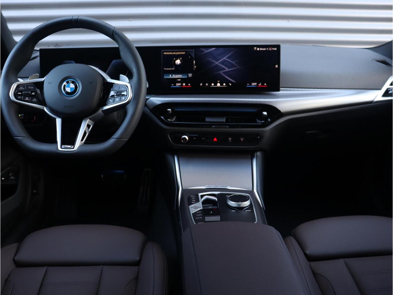 BMW 3-SERIE Touring 330e Individual Lak | M Sportpakket Pro | Innovation Pack | Comfort Pack | Panoramadak | Trekhaak