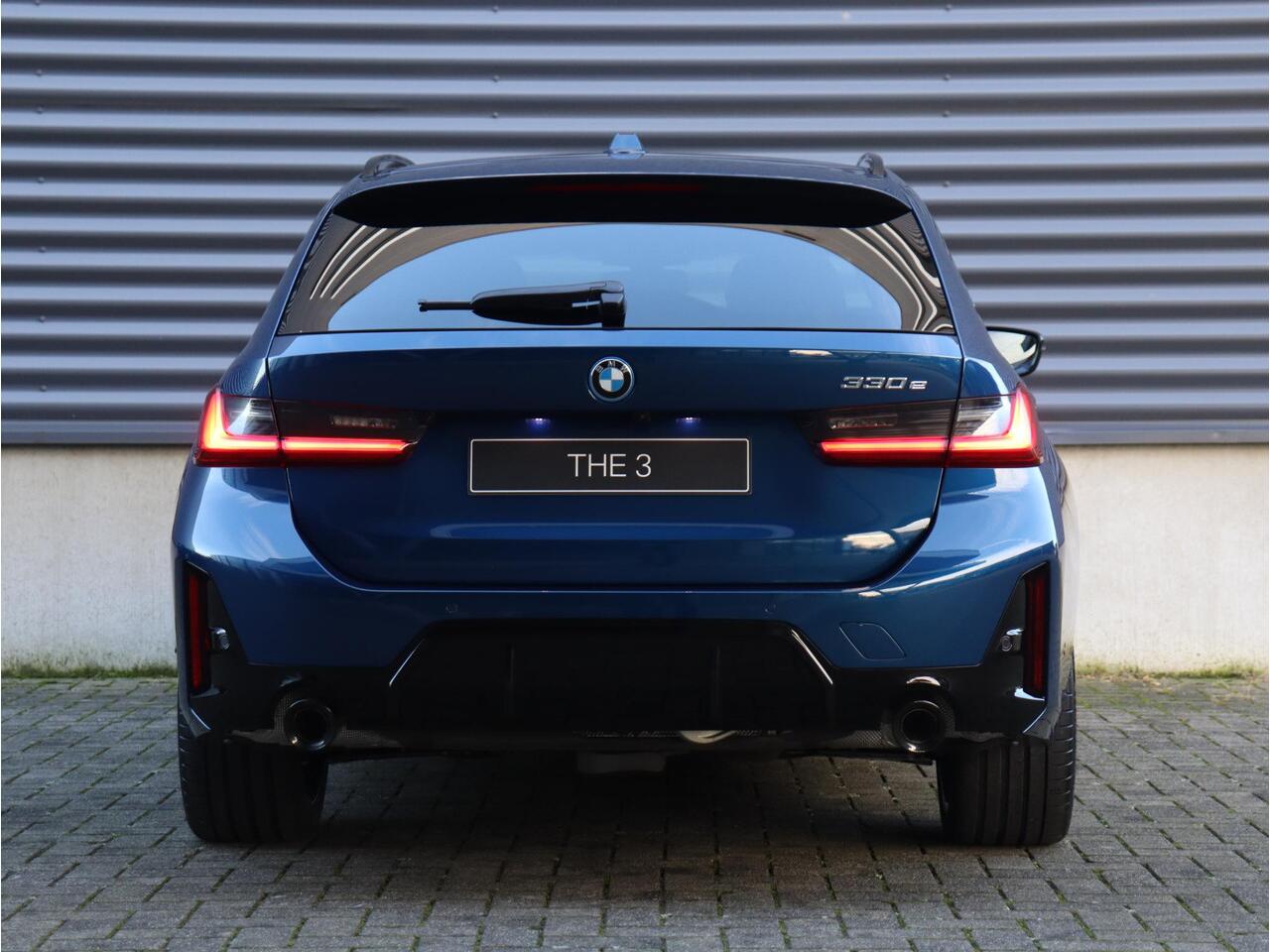 BMW 3-SERIE Touring 330e Individual Lak | M Sportpakket Pro | Innovation Pack | Comfort Pack | Panoramadak | Trekhaak