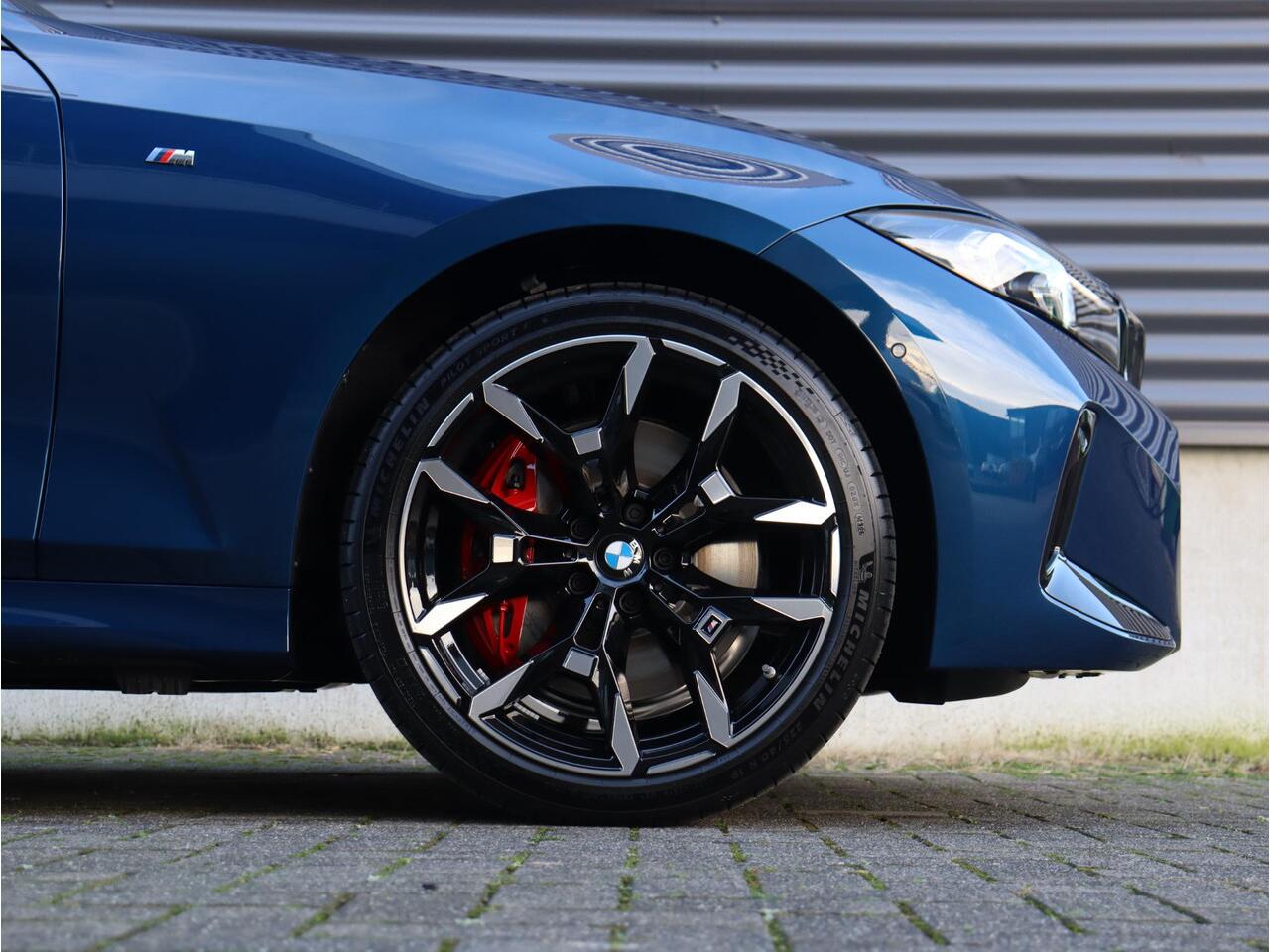 BMW 3-SERIE Touring 330e Individual Lak | M Sportpakket Pro | Innovation Pack | Comfort Pack | Panoramadak | Trekhaak