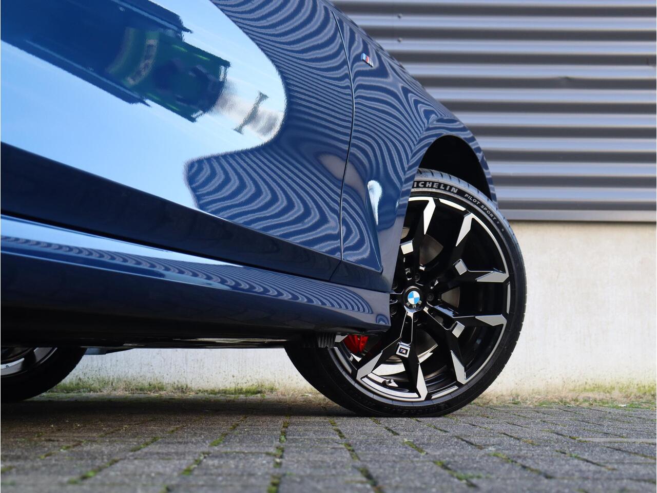 BMW 3-SERIE Touring 330e Individual Lak | M Sportpakket Pro | Innovation Pack | Comfort Pack | Panoramadak | Trekhaak