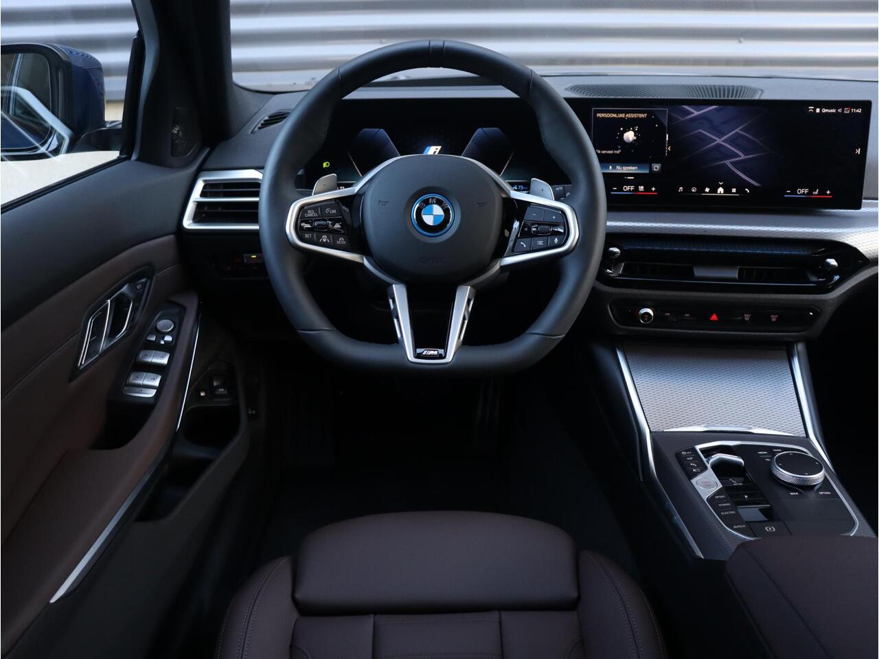 BMW 3-SERIE Touring 330e Individual Lak | M Sportpakket Pro | Innovation Pack | Comfort Pack | Panoramadak | Trekhaak