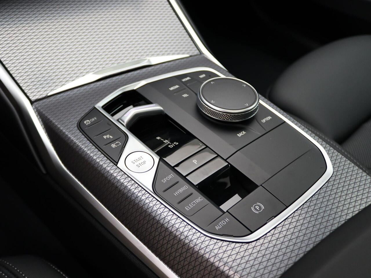 BMW 3-SERIE Sedan 330e M Sportpakket Pro | Comfort Pack | Comfort Access | Achteruitrijcamera | Schuifdak | Adaptieve LED | Harman Kardon | 19''