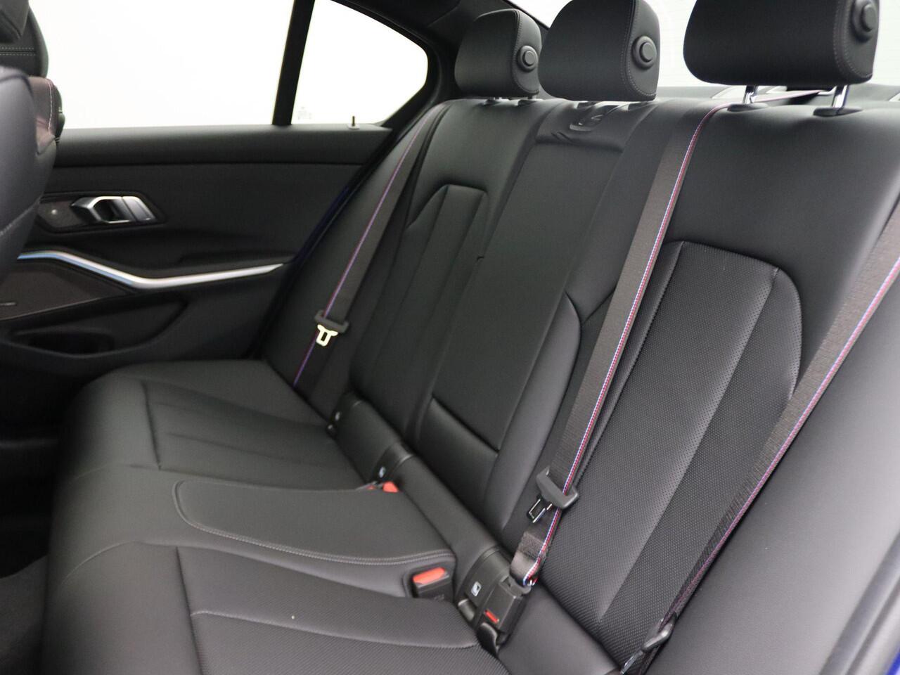 BMW 3-SERIE Sedan 330e M Sportpakket Pro | Comfort Pack | Comfort Access | Achteruitrijcamera | Schuifdak | Adaptieve LED | Harman Kardon | 19''
