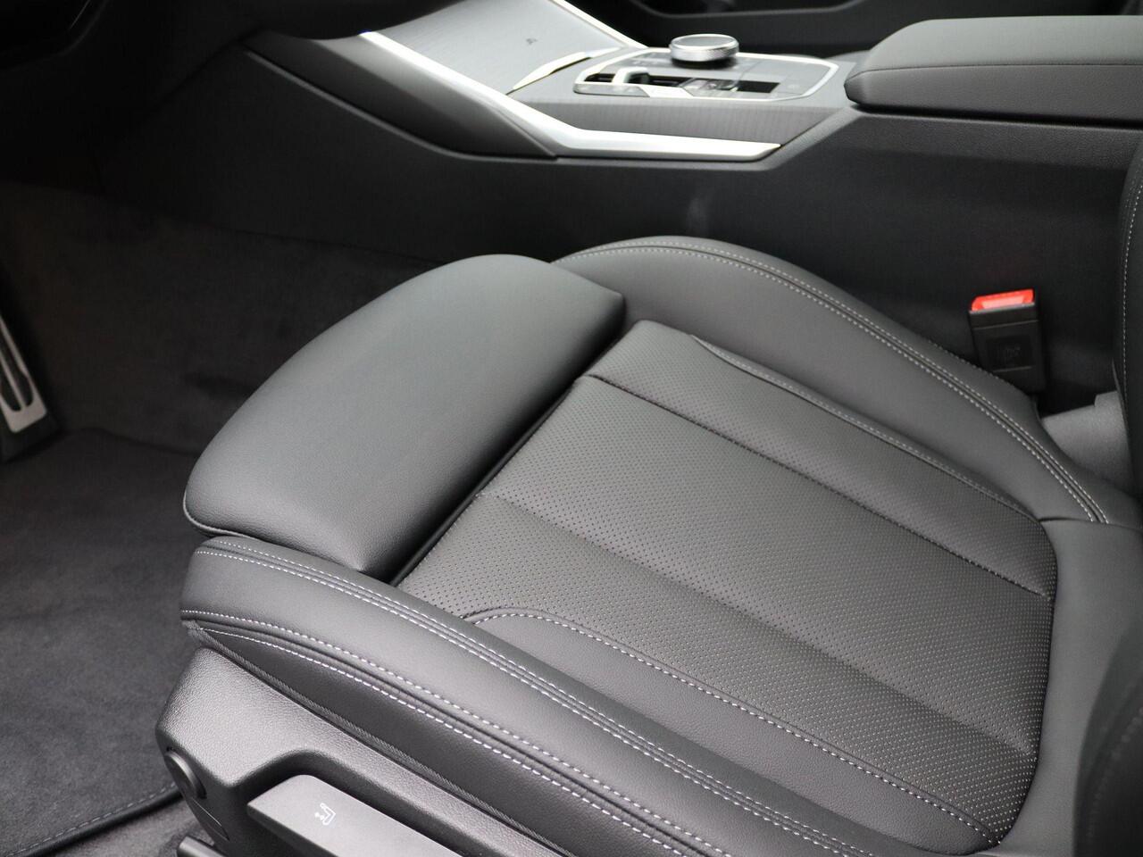 BMW 3-SERIE Touring 330e M Sportpakket Pro | Comfort Pack | Stuurwielrand Verwarmd | Trekhaak | Panoramadak | Active Cruise Control | Harman Kardon | 19''