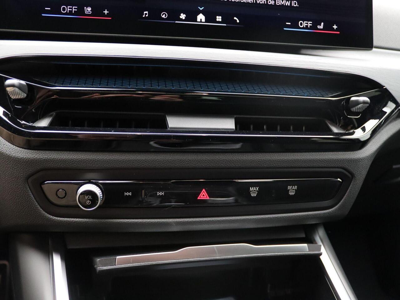 BMW 3-SERIE Touring 330e M Sportpakket Pro | Comfort Pack | Stuurwielrand Verwarmd | Trekhaak | Panoramadak | Active Cruise Control | Harman Kardon | 19''