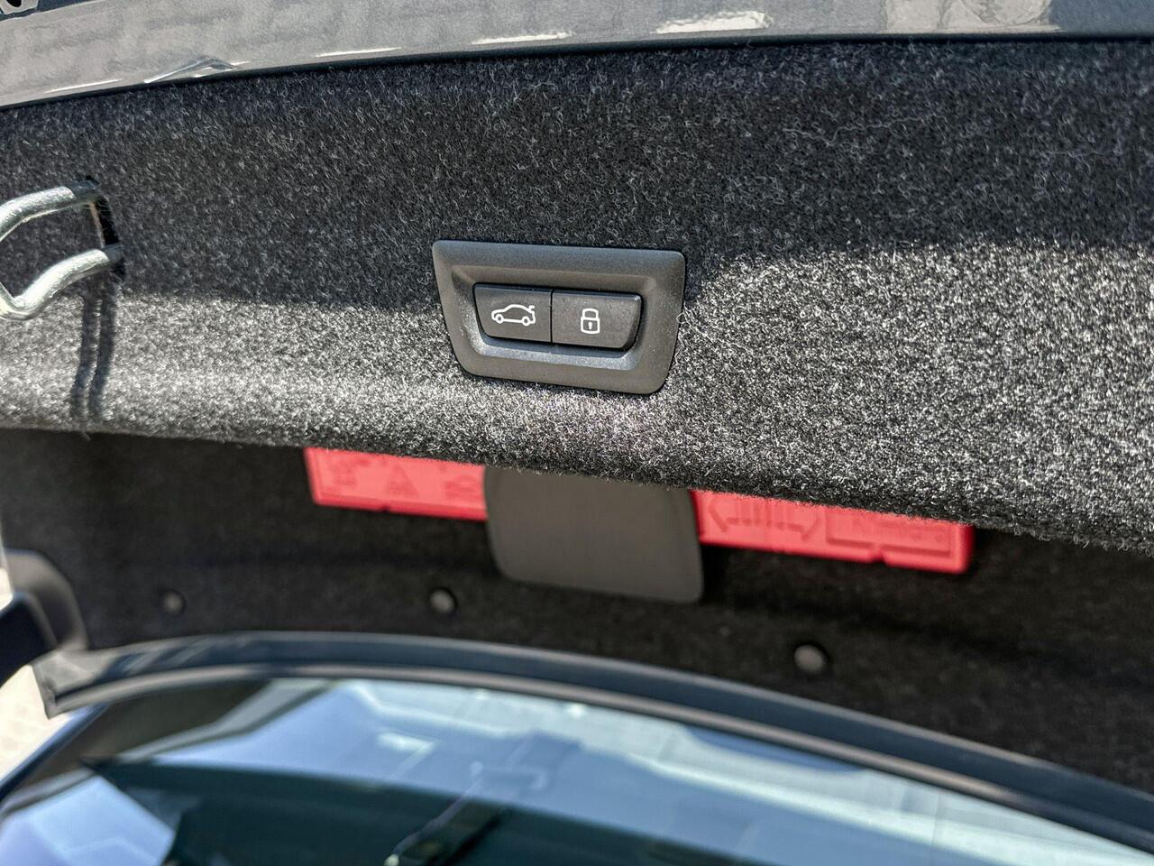 BMW 3-SERIE Sedan 320i xDrive | Innovation Pack | M Sport | Panoramadak