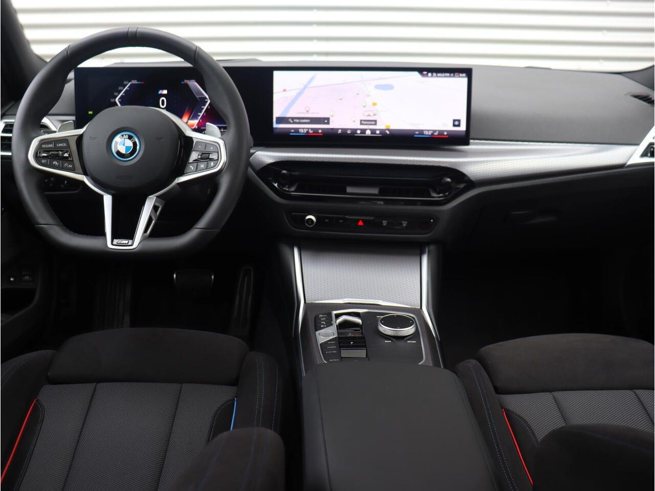 BMW 3-SERIE Touring 330e | M Sportpakket Pro | Panodak | Trekhaak | Harman Kardon | Parking Assistant Plus | Adaptive Cruise Control | Comfort Access | Elektr. Voorstoelen | Driving Assistant | Adaptive Onderstel | 19'' LMV