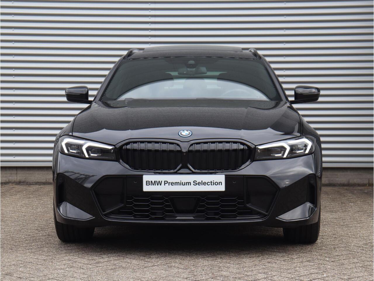 BMW 3-SERIE Touring 330e | M Sportpakket Pro | Panodak | Trekhaak | Harman Kardon | Parking Assistant Plus | Adaptive Cruise Control | Comfort Access | Elektr. Voorstoelen | Driving Assistant | Adaptive Onderstel | 19'' LMV