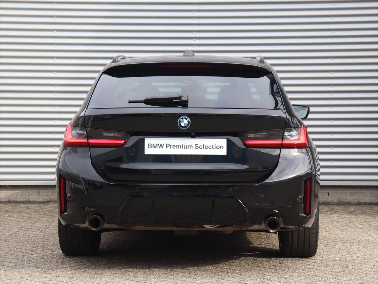 BMW 3-SERIE Touring 330e | M Sportpakket Pro | Panodak | Trekhaak | Harman Kardon | Parking Assistant Plus | Adaptive Cruise Control | Comfort Access | Elektr. Voorstoelen | Driving Assistant | Adaptive Onderstel | 19'' LMV