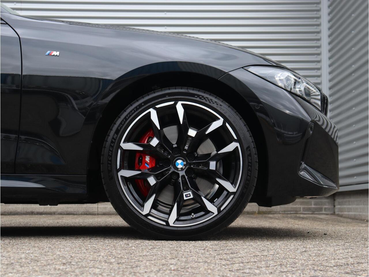 BMW 3-SERIE Touring 330e | M Sportpakket Pro | Panodak | Trekhaak | Harman Kardon | Parking Assistant Plus | Adaptive Cruise Control | Comfort Access | Elektr. Voorstoelen | Driving Assistant | Adaptive Onderstel | 19'' LMV