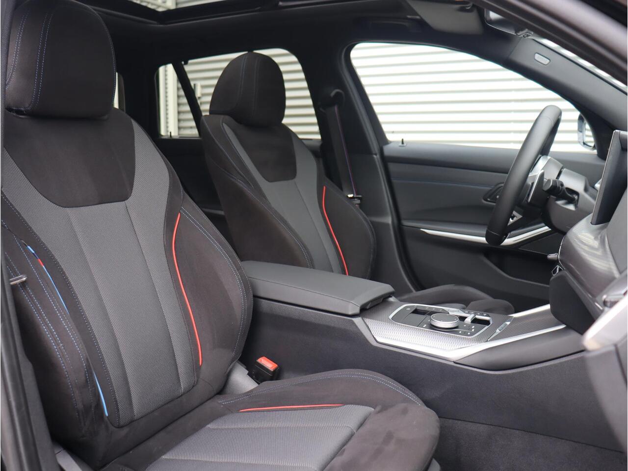 BMW 3-SERIE Touring 330e | M Sportpakket Pro | Panodak | Trekhaak | Harman Kardon | Parking Assistant Plus | Adaptive Cruise Control | Comfort Access | Elektr. Voorstoelen | Driving Assistant | Adaptive Onderstel | 19'' LMV