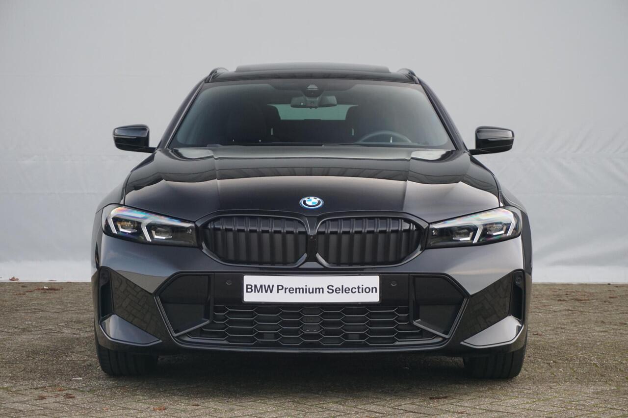 BMW 3-SERIE Touring 330e M Sport Pro | Trekhaak / Panoramadak / Head-up / Harman Kardon / Elektrische stoelen met geheugen /360*Camera's / Comfort Access / Ddodehoek detectie