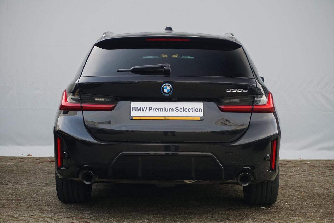 BMW 3-SERIE Touring 330e M Sport Pro | Trekhaak / Panoramadak / Head-up / Harman Kardon / Elektrische stoelen met geheugen /360*Camera's / Comfort Access / Ddodehoek detectie