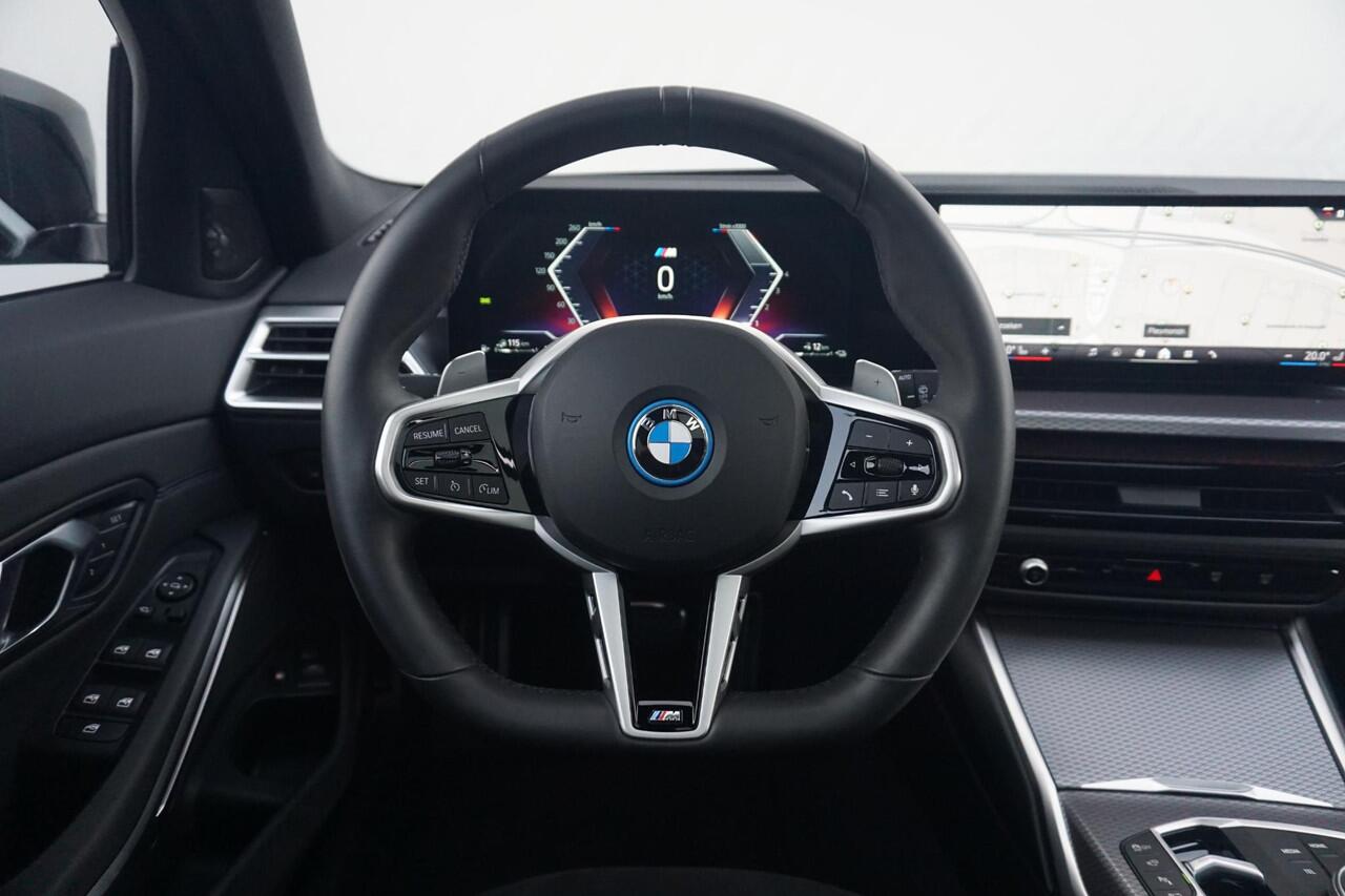 BMW 3-SERIE Touring 330e M Sport Pro | Trekhaak / Panoramadak / Head-up / Harman Kardon / Elektrische stoelen met geheugen /360*Camera's / Comfort Access / Ddodehoek detectie