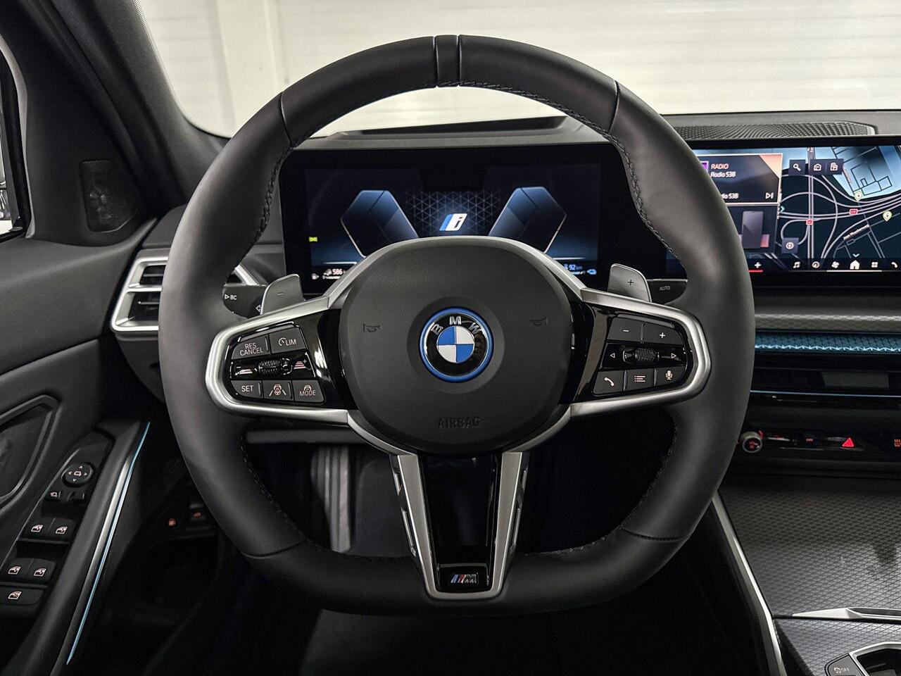 BMW 3-SERIE Sedan 330e | M-Sport Pro | Innovation Pack | Comfort Pack | Driving Assistant Professional | Harman/Kardon | Schuif-/Kanteldak | Comfort Access