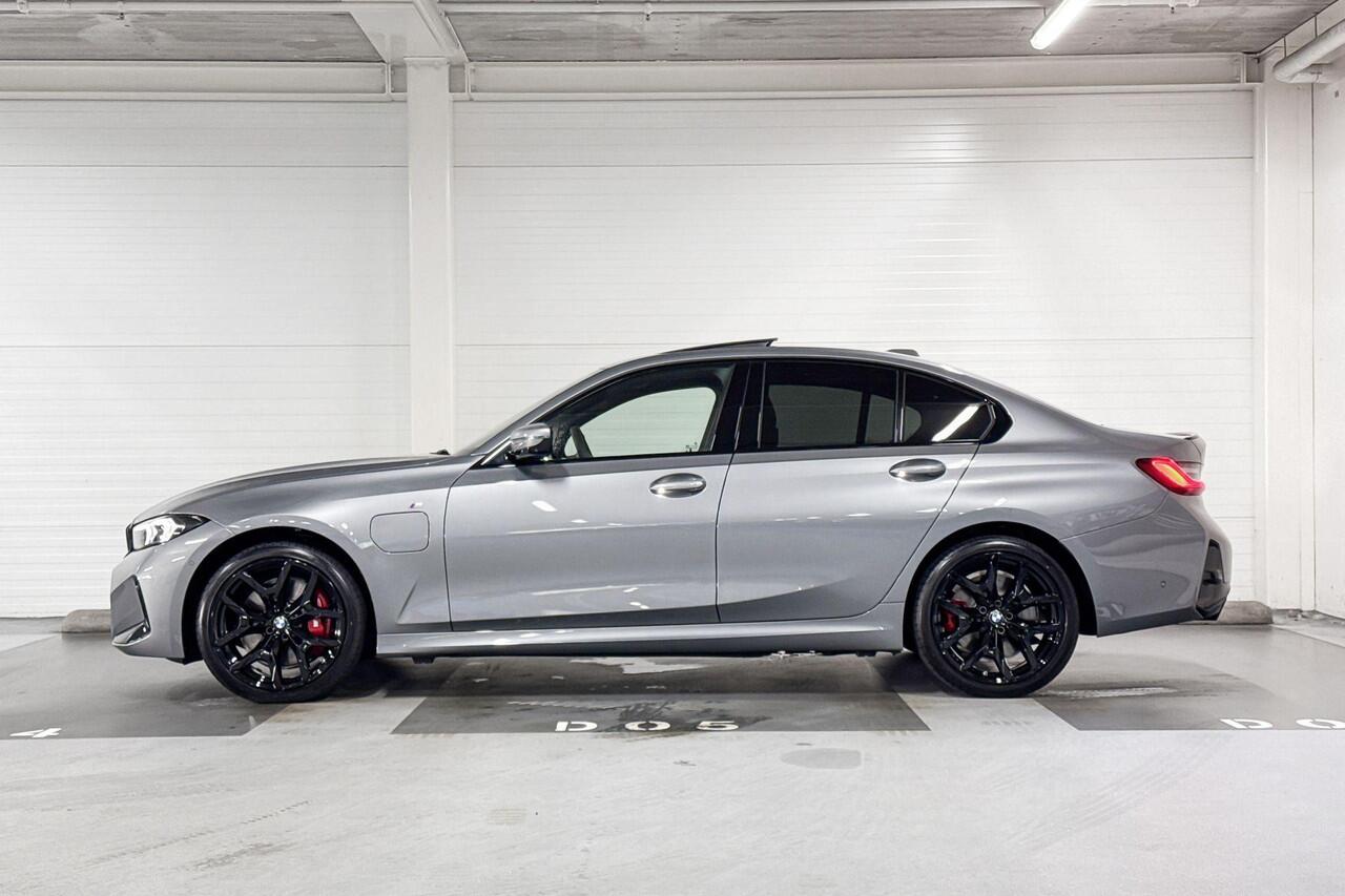 BMW 3-SERIE Sedan 330e | M-Sport Pro | Innovation Pack | Comfort Pack | Driving Assistant Professional | Harman/Kardon | Schuif-/Kanteldak | Comfort Access