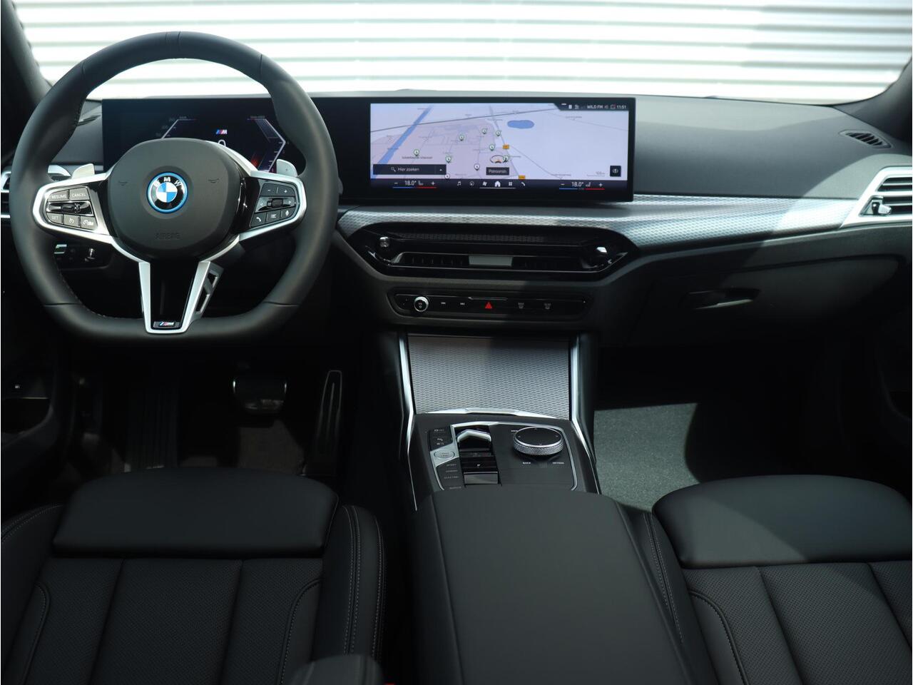 BMW 3-SERIE Sedan 330e | M Sportpakket Pro | Panodak | Harman Kardon | Camera | Getint Glas | Adaptive LED | Verwarmbare Voorstoelen | 19'' LMV | Ekris Selection