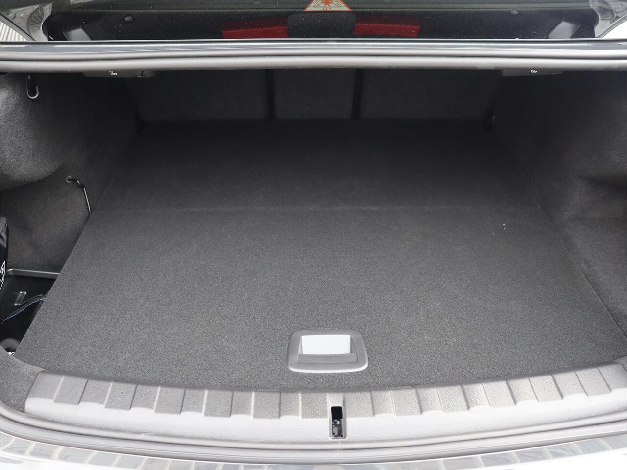 BMW 3-SERIE Sedan 330e | M Sportpakket Pro | Panodak | Harman Kardon | Camera | Getint Glas | Adaptive LED | Verwarmbare Voorstoelen | 19'' LMV | Ekris Selection