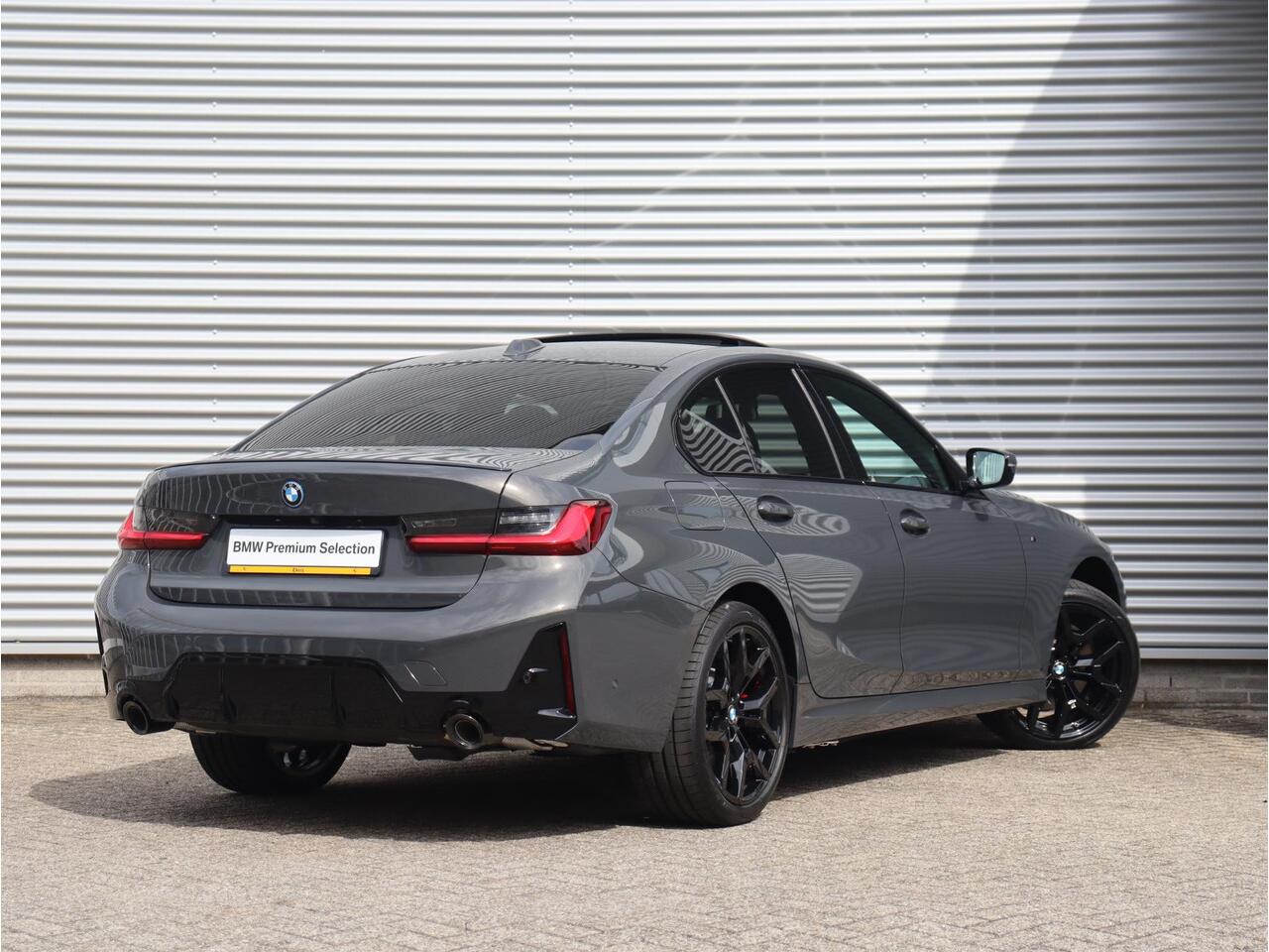 BMW 3-SERIE Sedan 330e | M Sportpakket Pro | Panodak | Harman Kardon | Camera | Getint Glas | Adaptive LED | Verwarmbare Voorstoelen | 19'' LMV | Ekris Selection
