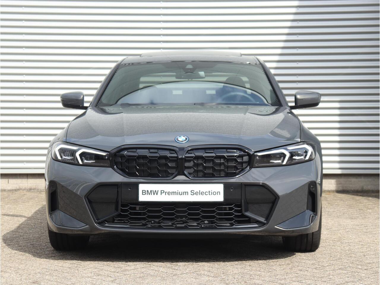 BMW 3-SERIE Sedan 330e | M Sportpakket Pro | Panodak | Harman Kardon | Camera | Getint Glas | Adaptive LED | Verwarmbare Voorstoelen | 19'' LMV | Ekris Selection