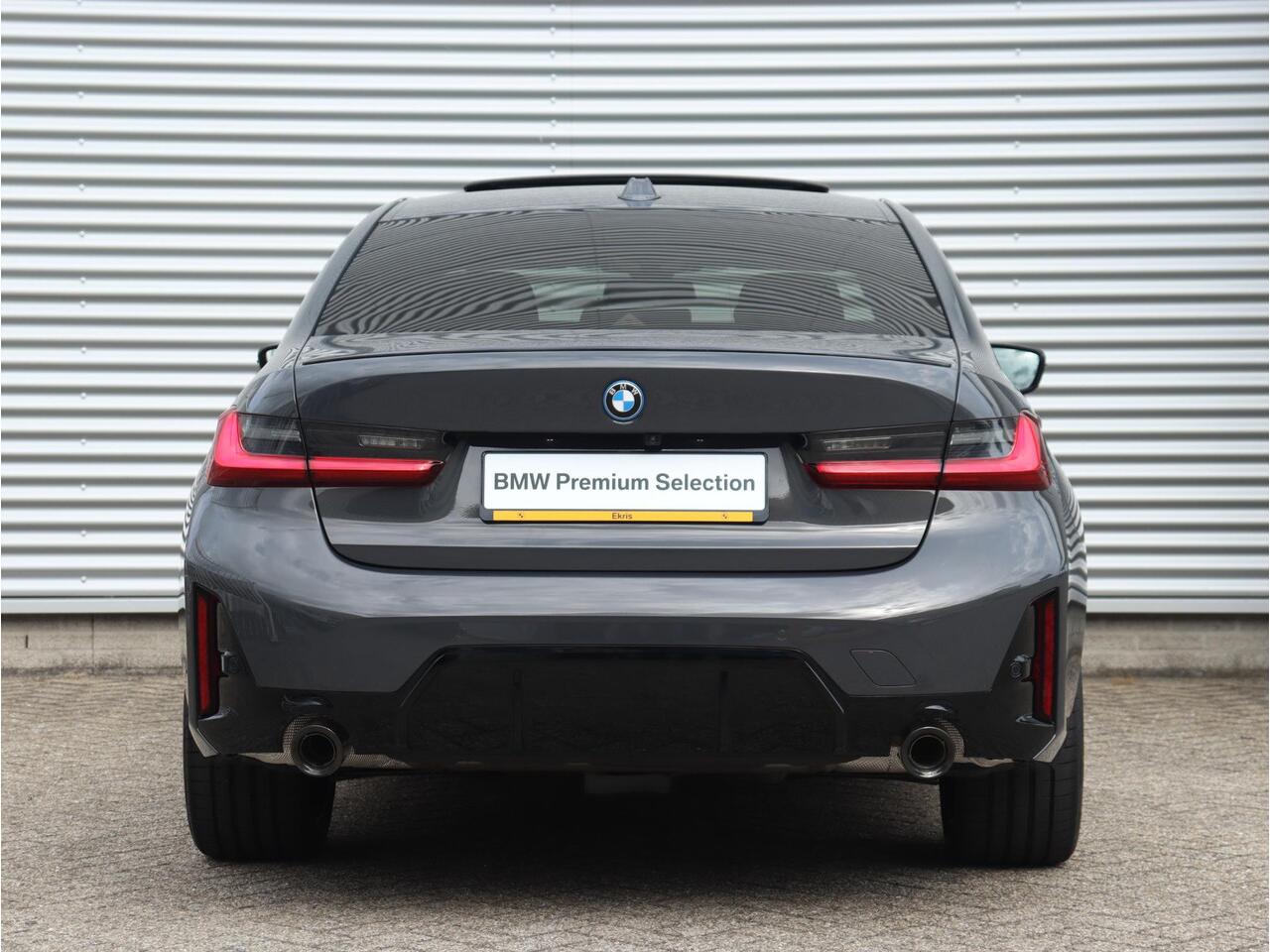 BMW 3-SERIE Sedan 330e | M Sportpakket Pro | Panodak | Harman Kardon | Camera | Getint Glas | Adaptive LED | Verwarmbare Voorstoelen | 19'' LMV | Ekris Selection